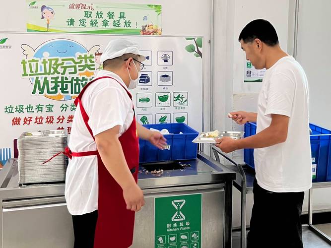 厨房水槽旁清洗外卖餐盒的垃圾分类场景