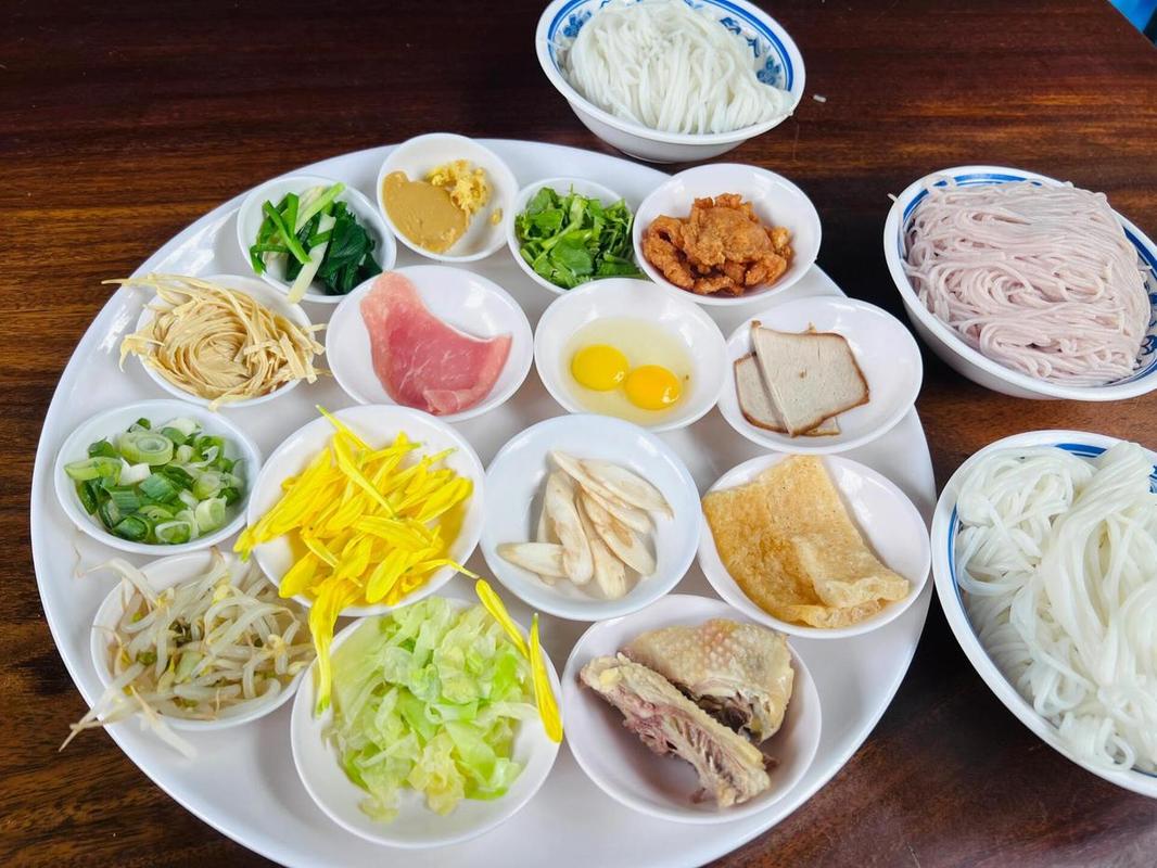 云南蒙自馆子刚端上桌的过桥米线生料码碟