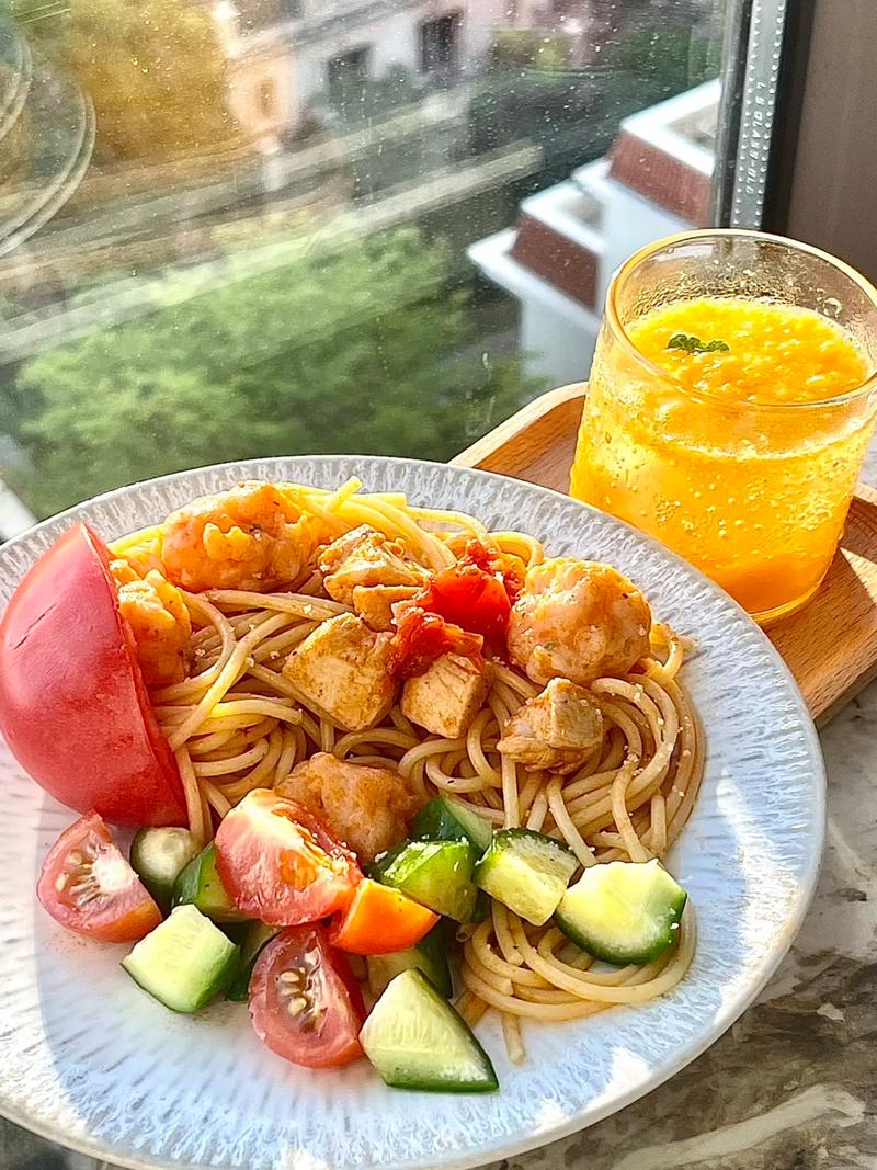 全麦意面配鸡胸蔬菜晚餐摆盘