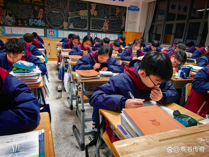 高中生在自习课上独立演算物理错题的侧影