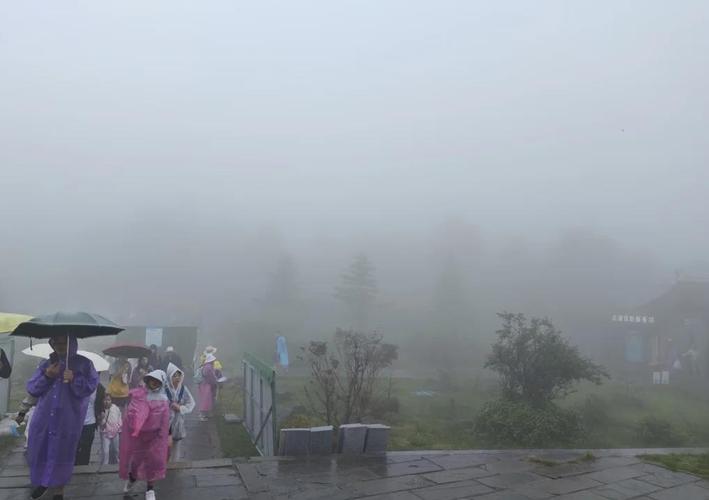 登山游客雷暴天气避险场景实拍