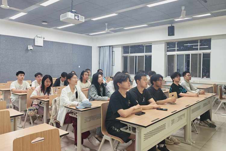 学霸在课堂上专注听讲