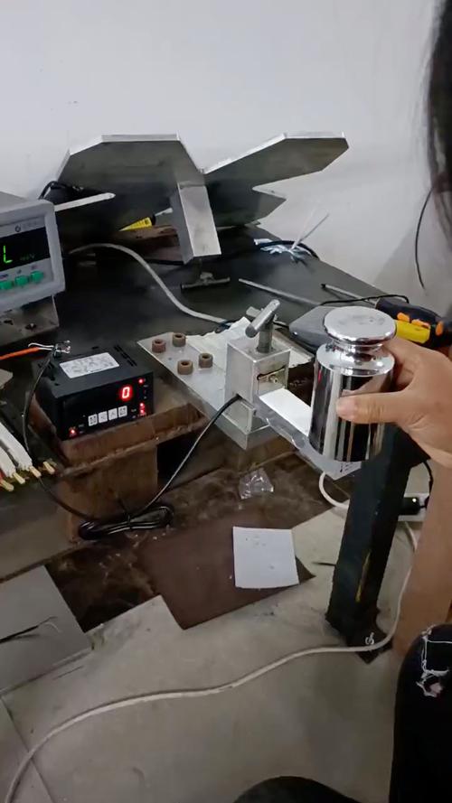 工业称重传感器精度校准作业现场