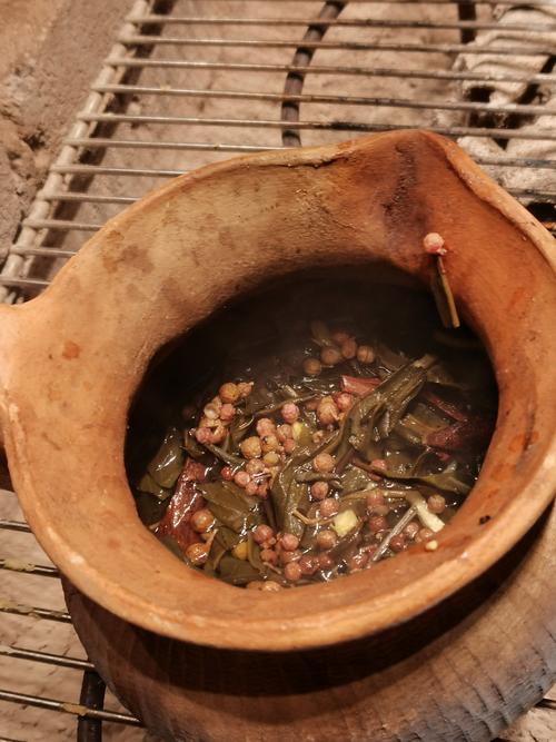 湘西农村火塘边豁口粗陶碗装茶枯粉特写