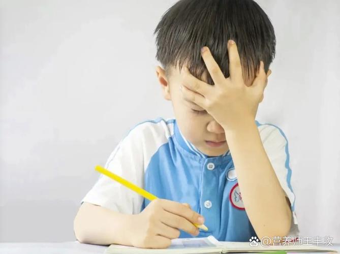 孩子做英语听力练习时抓耳挠腮的照片