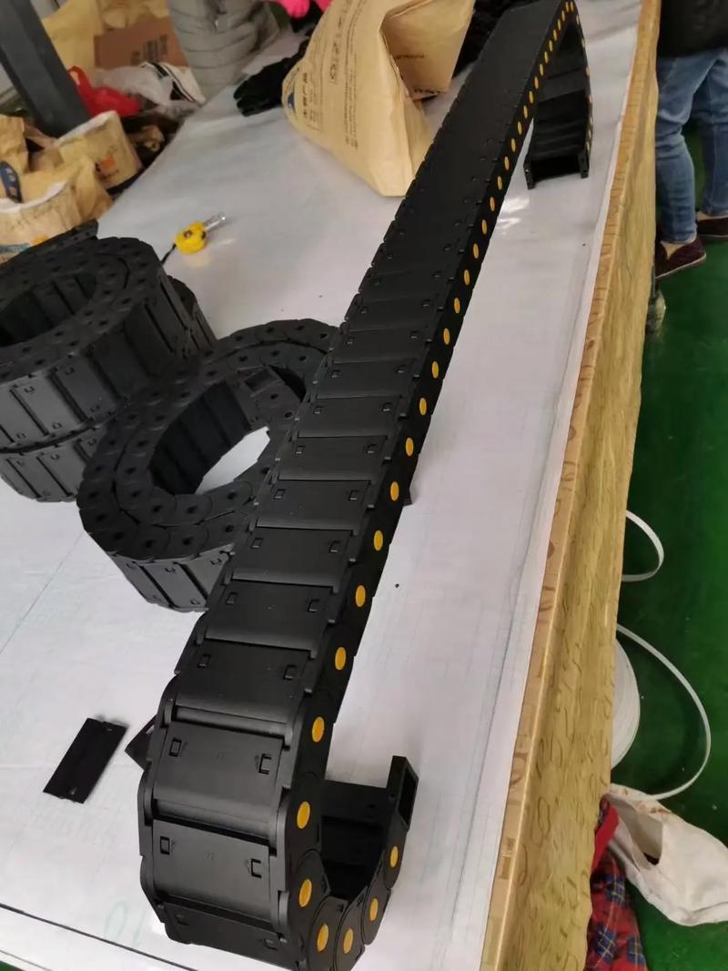 数控车床滑轨上安装好的尼龙工业拖链成品