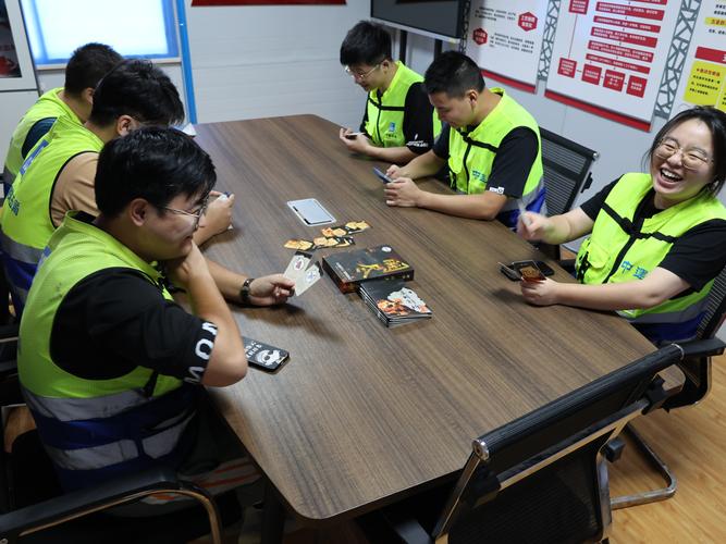 企业合规培训剧本杀现场 员工围坐讨论线索