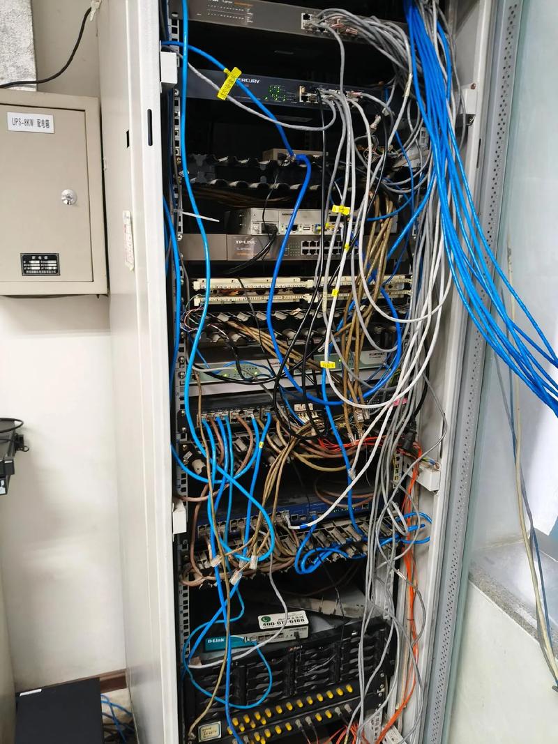 混乱的工厂机柜网线连接工业以太网设备