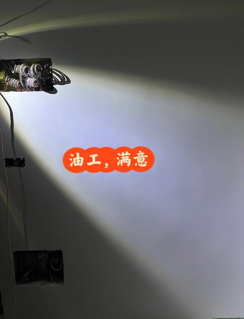 手电筒验收墙面漆是否平整手法