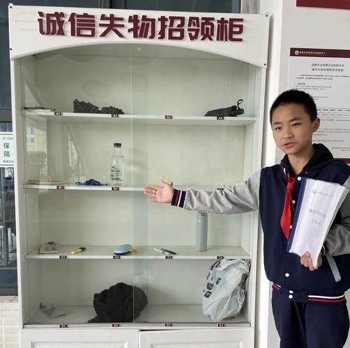 中学教室后门学生自制失物招领木箱实拍