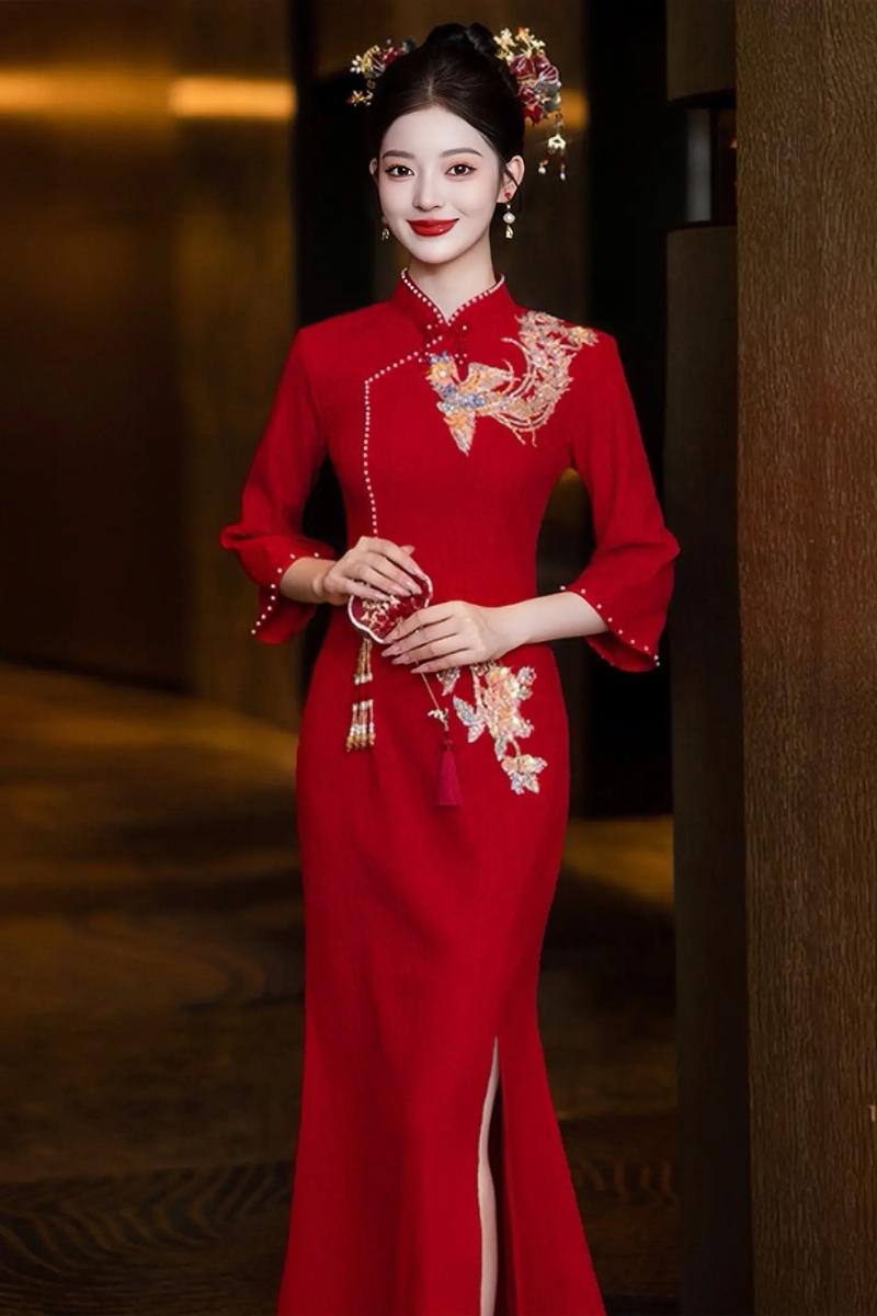 穿着红色旗袍的新娘在订婚仪式上感动落泪