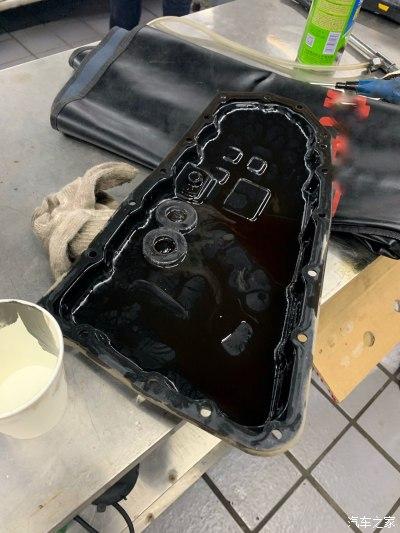 AT变速箱油底壳内置磁铁吸附大块异常铁屑实物图