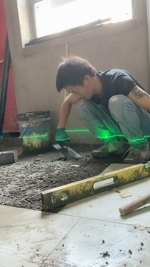 洞洞板安装水平仪使用现场