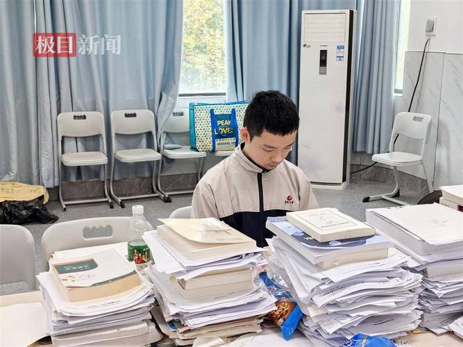 高中生书桌前堆满竞赛证书和日程本的实拍图