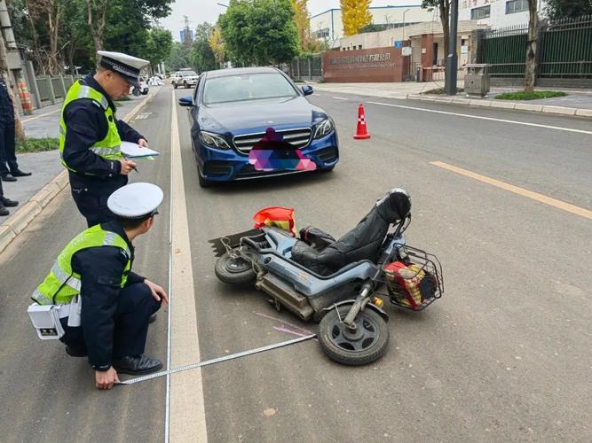 路口右转机动车与小电驴刮擦现场交警取证