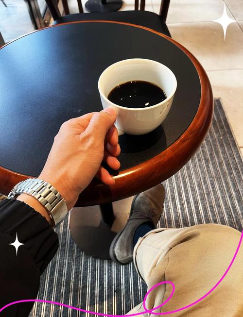 职场人攥着皱巴巴奶茶杯沉默实拍