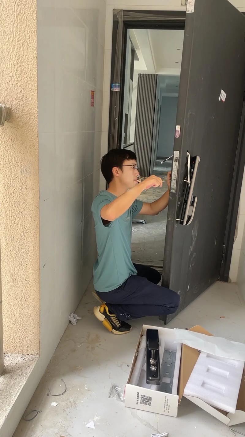 安装指纹锁后师傅调试门锁缝隙