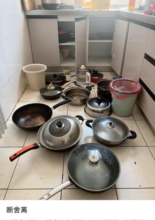 厨房不当乱堆集中的膳食器具