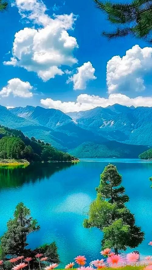 湖北南漳水镜湖青山绿树倒映湖面图