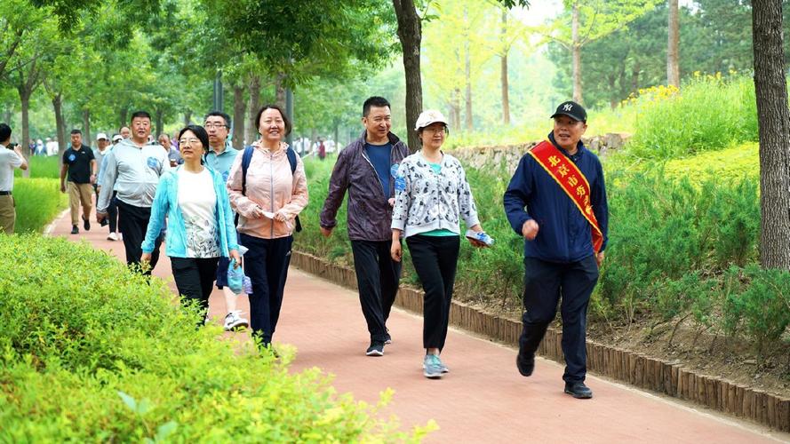 城市白领户外慢速散步实拍