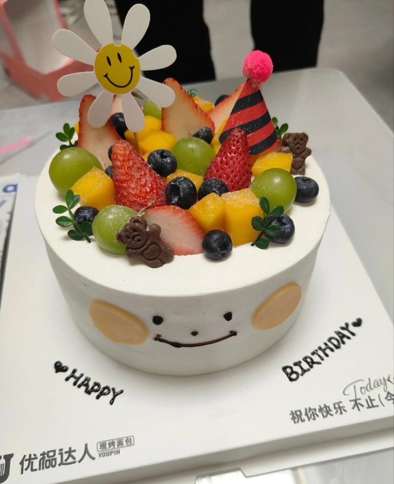 孩子自己装饰生日蛋糕,奶油和糖粒弄得满脸都是,开心大笑