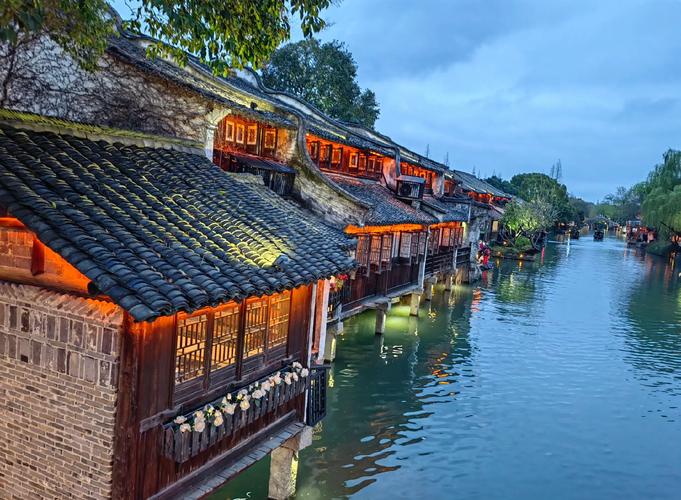 乌镇西栅临水民宿木窗望出去的河道夜景