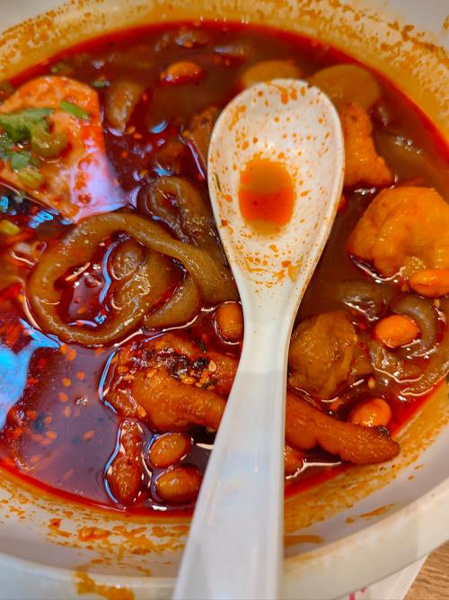 4. 第四家：甘记肥肠粉，辣到流泪也要吃