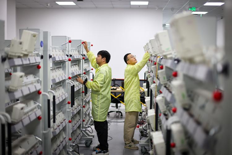 南京校企联合研发动力电池低温实验室实拍