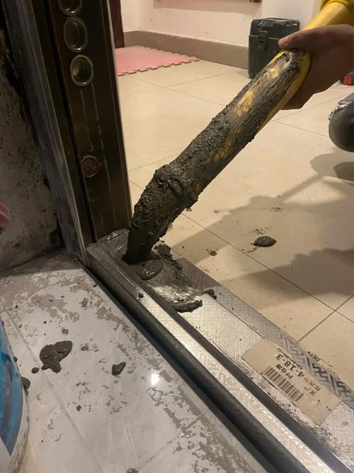 防盗门安装灌浆不平导致门框变形