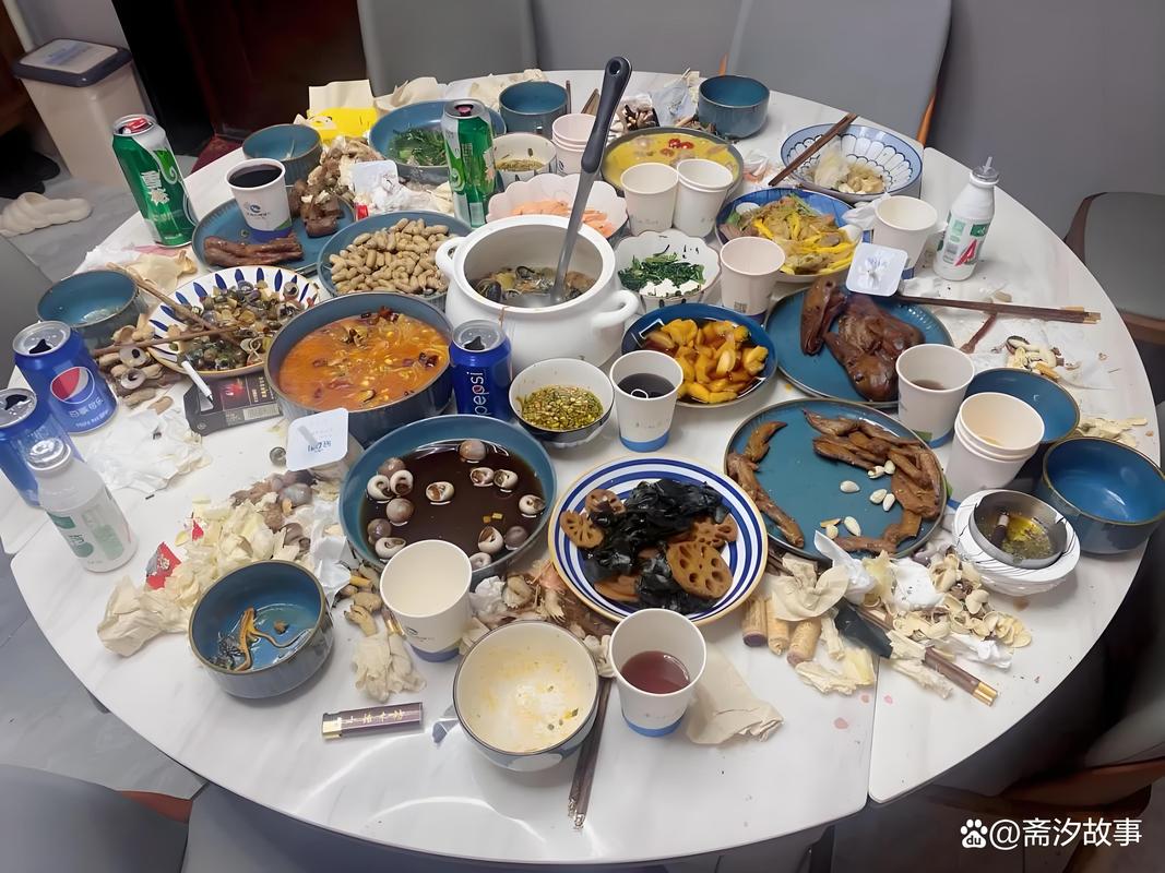 节假日家庭餐桌摆满剩菜的实拍图