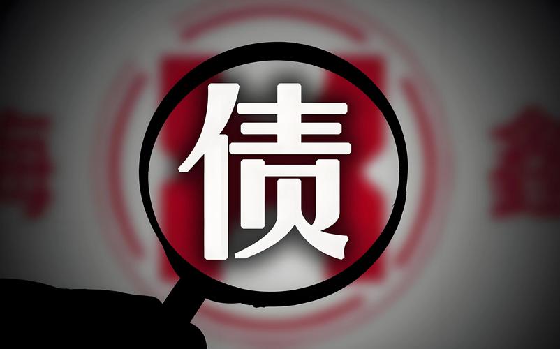 律师桌面上堆满债务追偿案卷