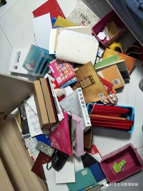 双非本科学生宿舍书桌堆满各类资格证书的实拍图