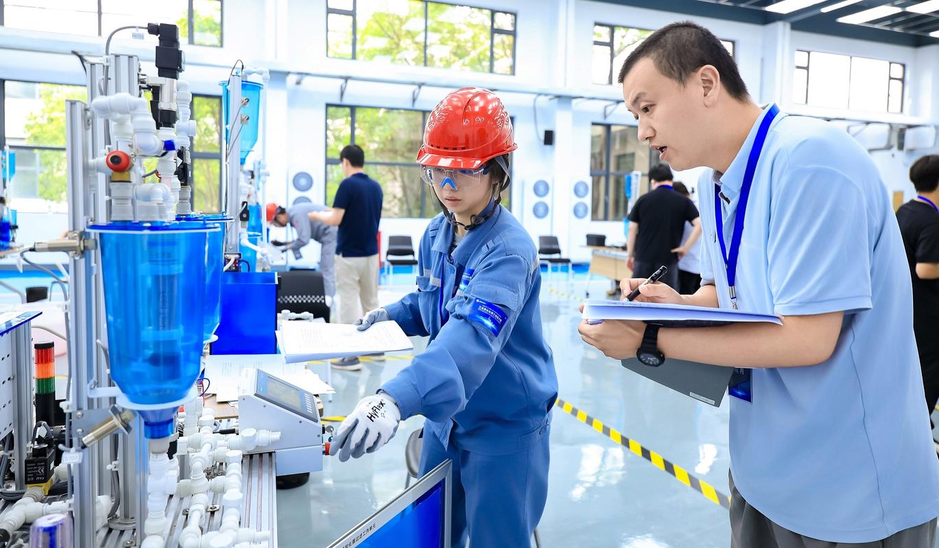 智能制造车间员工参加技能实操培训考核