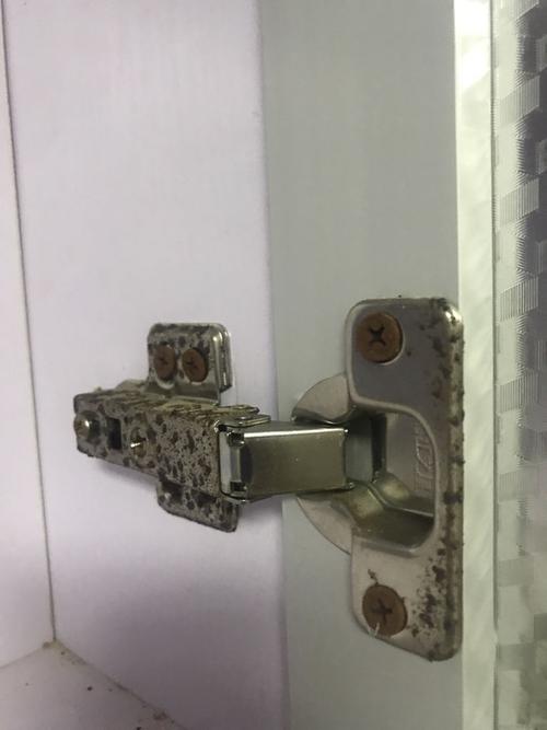 劣质铰链生锈断裂实物对比图