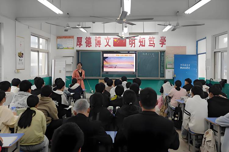 中学教研活动现场教师听课场景