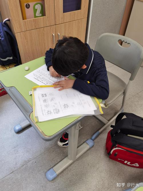 陪娃背生字熬到嗓子冒烟，我靠对比记忆法省了一半时间
