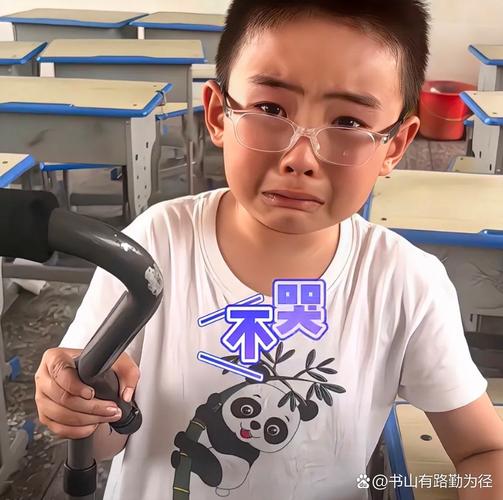 儿童编程课上哭泣的男孩特写