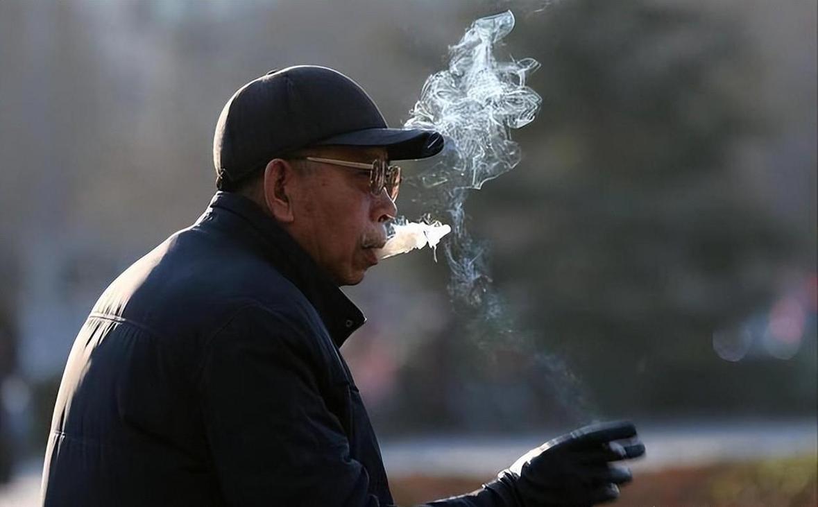 法院门口抽烟等待咨询的老年当事人
