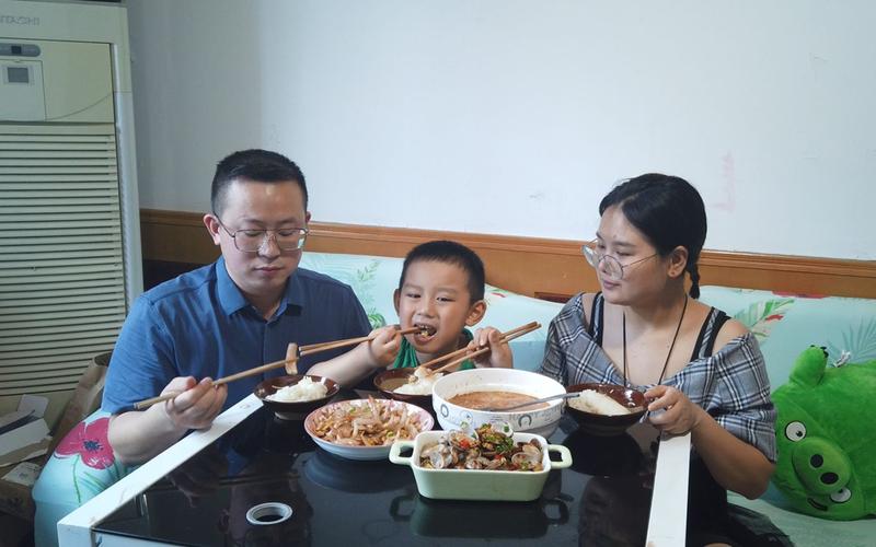 产业工人下班回家一家三口餐桌吃饭合影