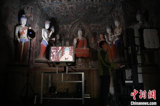 敦煌莫高窟数字扫描采集现场