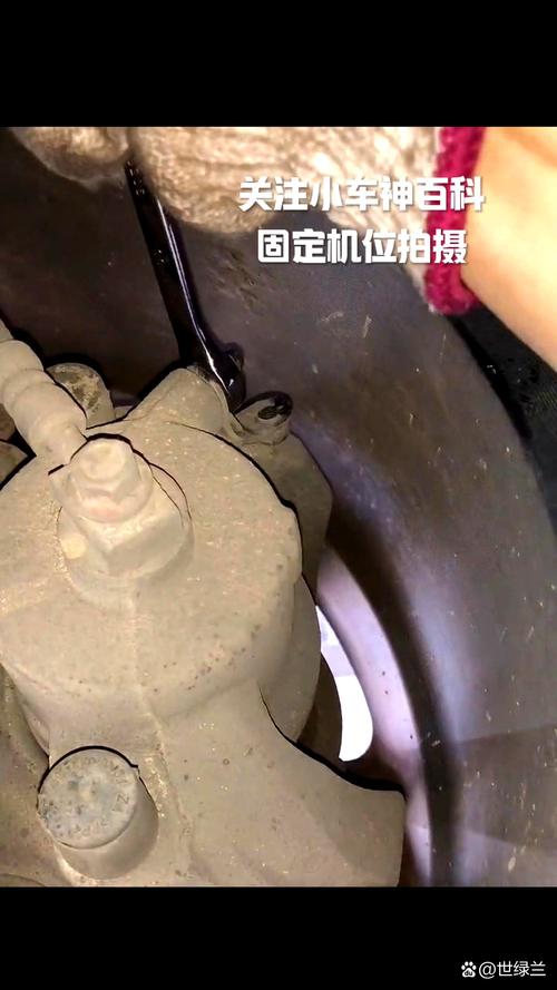 汽修厂刹车油更换扭力扳手操作实拍图