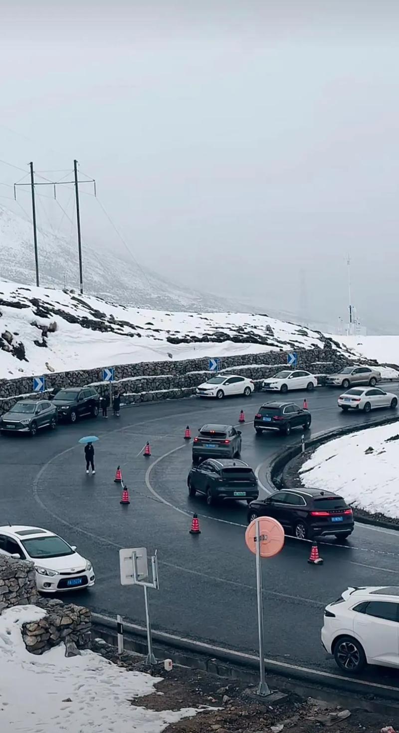 冬季川西折多山垭口冰雪覆盖自驾越野车