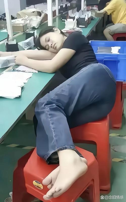 工业考生车间午休备考看考试加油包实拍