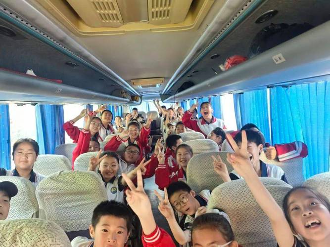 中小学生研学旅行大巴车内写作业场景