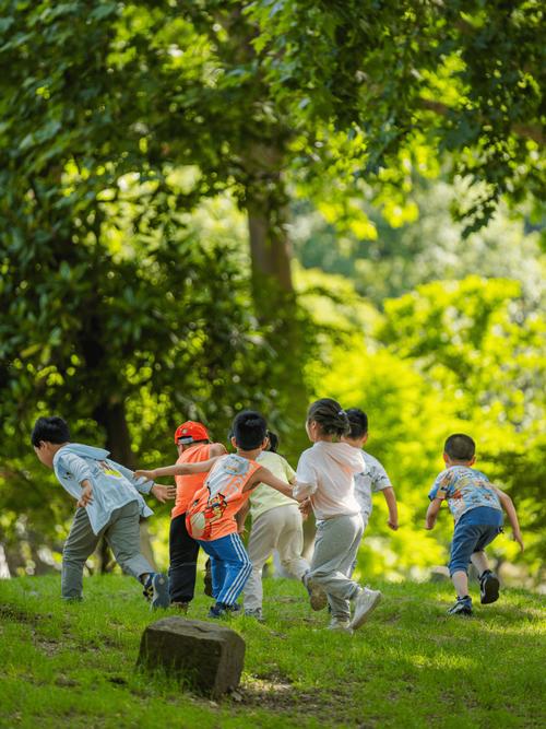 近视儿童公园草坪追跑户外活动场景
