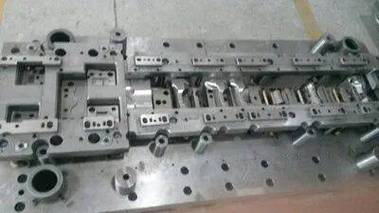 精密连续冲压模具内部结构细节