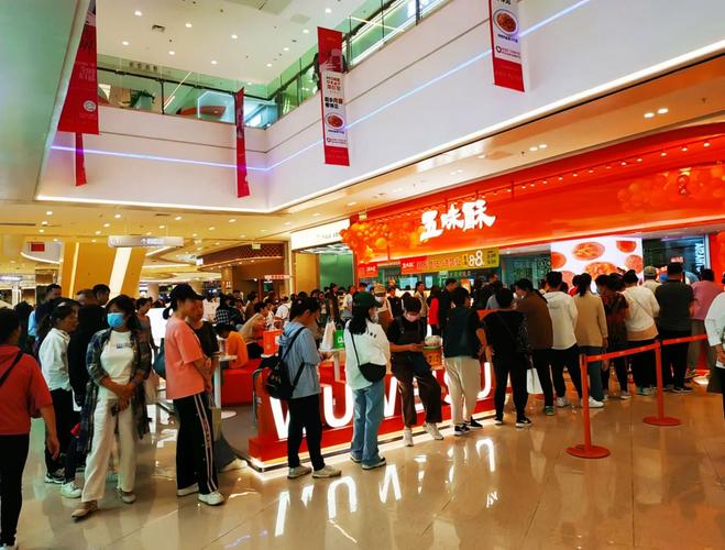 网红美食店门口排队人龙实拍
