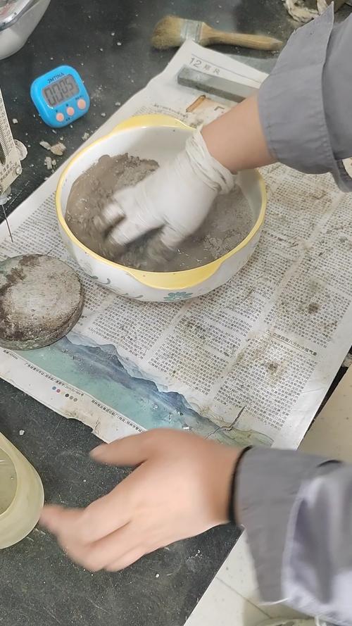 装修师傅现场检验水泥粉质颜色手感