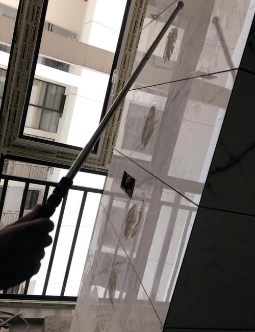 装修师傅用空鼓锤检查瓷砖空鼓
