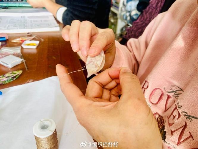年轻人手里的新针线